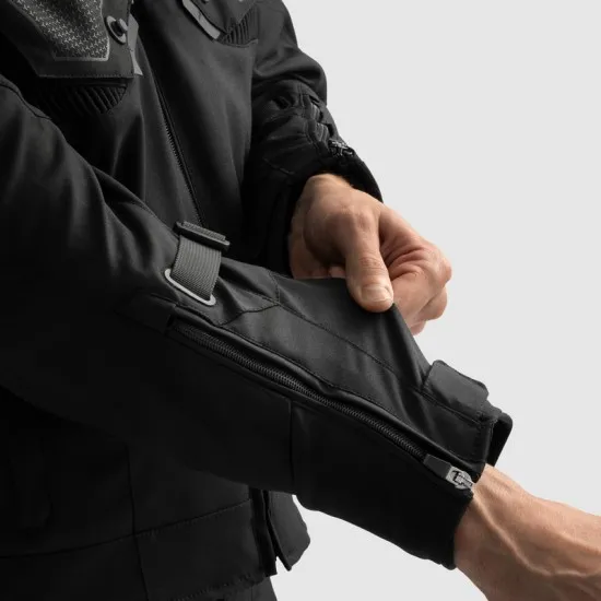 Черно мото яке Rebelhorn Borg 2 с HydraShield PRO мембрана и Level 2 протектори