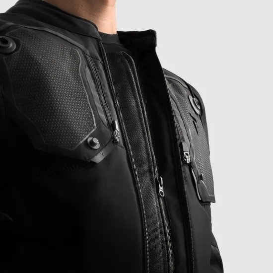 Черно мото яке Rebelhorn Borg 2 с HydraShield PRO мембрана и Level 2 протектори