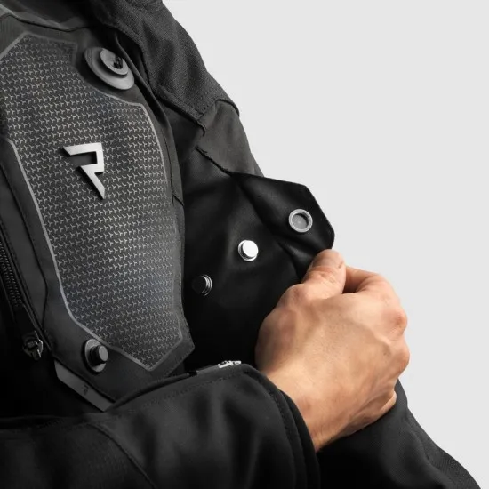 Черно мото яке Rebelhorn Borg 2 с HydraShield PRO мембрана и Level 2 протектори