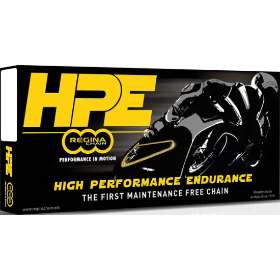 Опаковка на Regina Chain 525HPE със златист текст върху черен фон, спортен мотор в движение и лого Regina Chain Performance in Motion