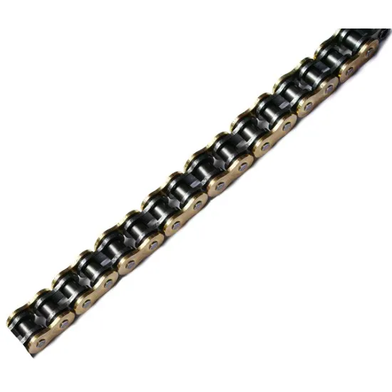 Мото верига Regina Chain 135ZRP със златисти пластини и черни ролки, показваща детайлно качеството на изработка и Z-пръстените