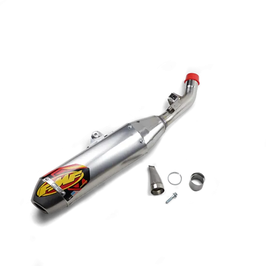 Ауспух FMF P-Core 4 Hex с полиран алуминиев корпус, жълто-червено лого и комплект монтажни аксесоари върху бял фон