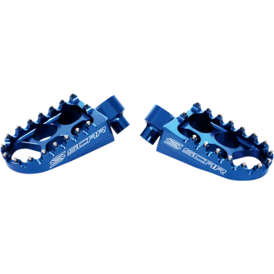 Сини алуминиеви степенки SCAR за Yamaha с агресивни стоманени зъби и CNC обработка, показани от страничен ъгъл върху бял фон