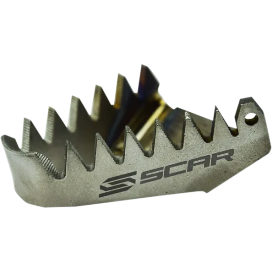 Титаниева степенка за спирачка SCAR в сребристо-сив цвят с агресивен зъбчат дизайн, гравирано лого и отвор за монтаж