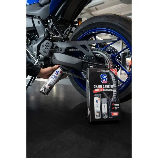 S100 Chain Care Kit White комплект за почистване и смазване на мото верига със смазка препарат и четка